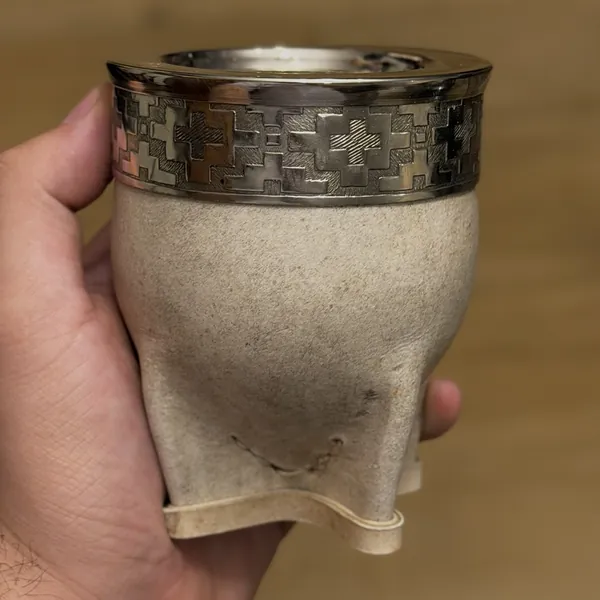 Mate torpedo de cuero crudo con virola cincelada de cruces escalonadas