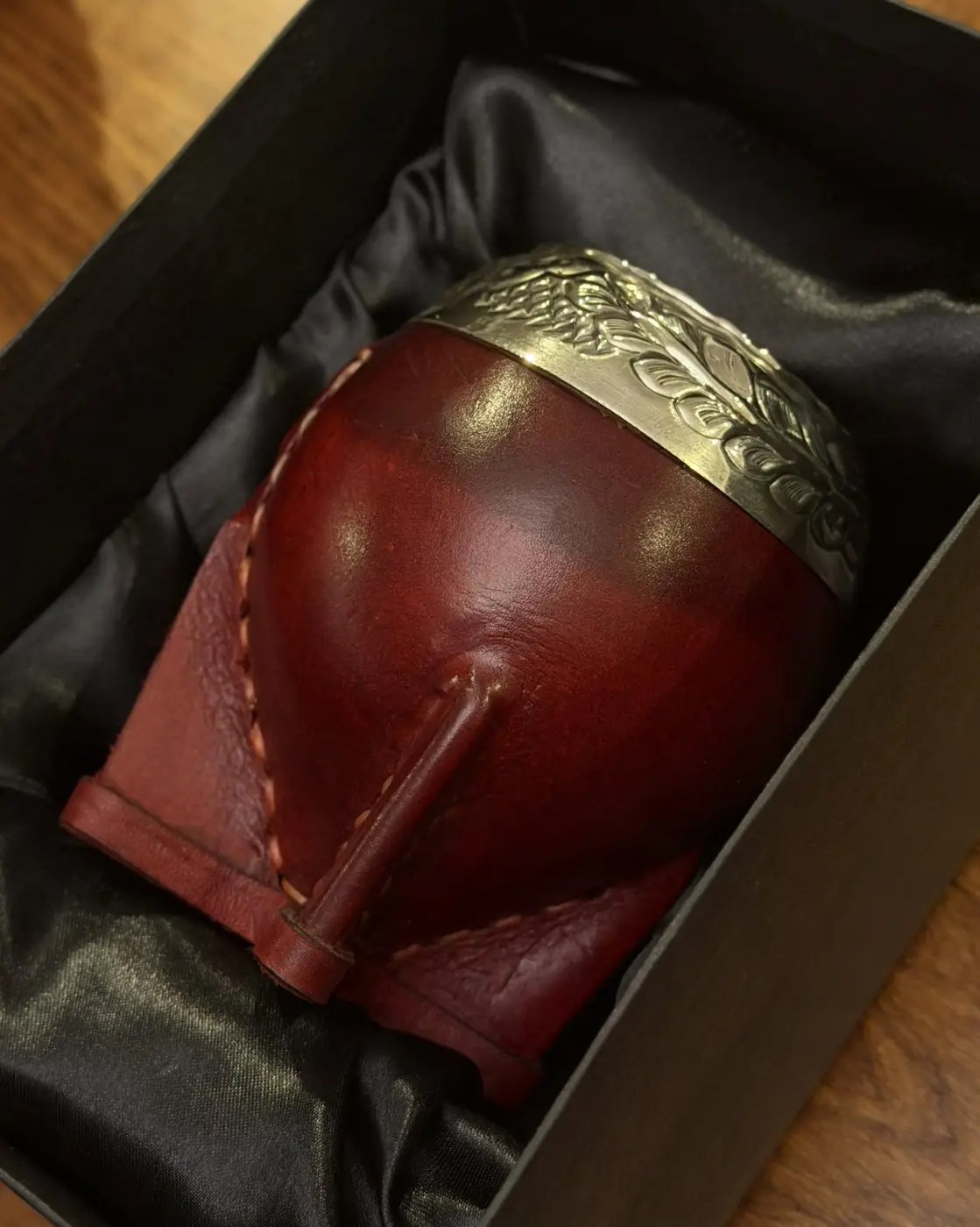 Mate imperial de cuero borravino con virola cincelada, en su caja